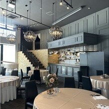 EYOHAKU －ヨハク－の写真｜ゲスト全員が新郎新婦と近く感じる横長会場。階段は演出にも使う事ができ、会場内にあるバーも魅力的