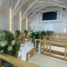 ララシャンスガーデン　東京ベイの画像｜新郎入場後、新婦入場前にムービーが流れます。