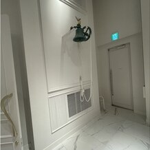 ララシャンスガーデン　東京ベイの画像｜チャペル入り口、式の後に新郎新婦がフラワーシャワーを通る時に鳴らす鐘です。