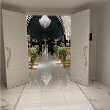 ララシャンスガーデン　東京ベイの画像｜チャペルです。シャンデリアが後方のガラスに反射して、夜景と相まってとても綺麗でした。