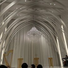 ララシャンスガーデン　東京ベイの画像｜チャペルです。このカーテンが開いて美しい夜景がお披露目されます。