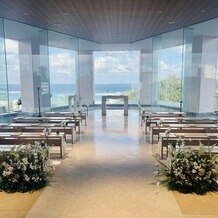 ブレスド　バイ・ザ・シー（オリエンタルホテル　沖縄リゾート＆スパ）の写真｜ガラス張りのチャペル