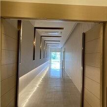 KUMAMOTO MONOLITH（熊本モノリス）の画像｜チャペルにつづく廊下