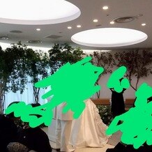 セントフォレストチャペルなんばの画像｜人前式で新郎新婦の宣誓を聞いているところです。席がバージンロードの方を向いています。