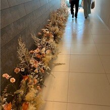 OITA MONOLITH（大分モノリス）の写真｜挙式会場に続く回廊の花装飾です。元々設置されているドライフラワーか造花が綺麗です。