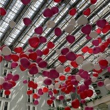 グランドニッコー東京ベイ 舞浜の写真｜挙式会場の前で行われるバルーンシャワー