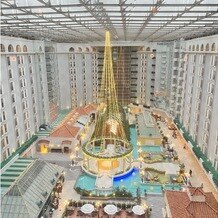 グランドニッコー東京ベイ 舞浜の写真｜ホテルのロビーにあるチャペル。他とは被らない素敵な会場。