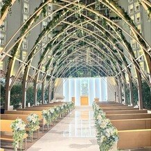 グランドニッコー東京ベイ 舞浜の写真｜開放感のあるチャペル。長いバージンロードも魅力的。