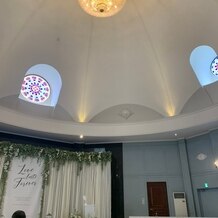 小さな結婚式　松山店の画像｜チャペル内部。ステンドグラスのある高い天井は、とても神聖な感じがしました。