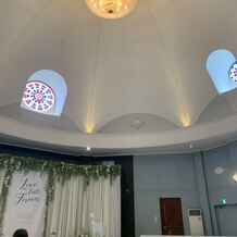 小さな結婚式　松山店の写真｜チャペル内部。ステンドグラスのある高い天井は、とても神聖な感じがしました。