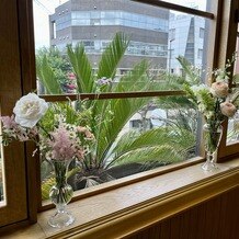 MAISON ROSE DAIKANYAMAの画像｜会場装花窓側も可愛いくしてもらえました