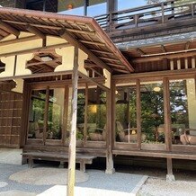 YOKKAICHI HARBOR 尾上別荘の写真｜ゲストの待合用の建物。普段はレストランとして使われている。