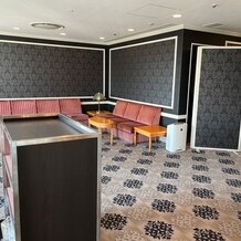小さな結婚式　ホテル日航大阪の写真｜黒を基調としたお部屋の待合スペース