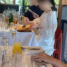 ＡＯＩ　ＮＡＰＯＬＩ　ＩＮ　ＴＨＥ　ＰＡＲＫの写真｜新郎新婦がそれぞれの卓に来てくれます