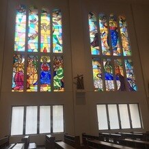 カトリック玉造教会【大阪カテドラル聖マリア大聖堂】の写真｜大きなステンドガラスが映えます。