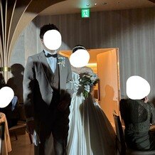 ザ・フォレストテラス熊本の写真｜新郎新婦入場　ウエディングドレス