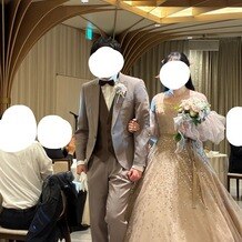 ザ・フォレストテラス熊本の写真｜新郎新婦入場　カラードレス