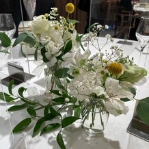 東郷神社・ルアール東郷の画像｜テーブル装花 会場の両サイドがガラス張りなので、装花はシンプルでも十分でした