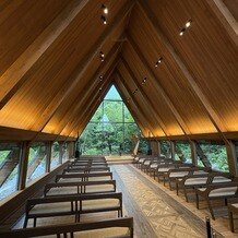 高宮庭園茶寮の写真｜荘厳な雰囲気ただよう、木が基調とされた素敵な会場でした。