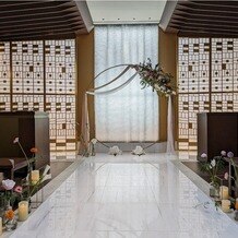 葵庭園の画像|バージンロード歩かせていただいた時は感動して泣きそうに…チャペル装花も私好みすぎました!