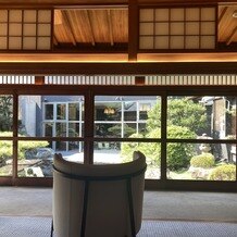 葵庭園の画像｜待合スペース
庭を挟んで奥側が披露宴会場