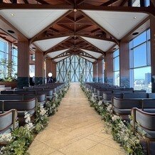 ザ・マークグランドホテルの写真｜左右の大窓からの自然光が最高！
ホテルの最上階にチャペルはあります！