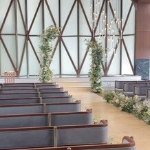 ザ・マークグランドホテルの写真｜木目調と植物があしらわれたモダンな雰囲気