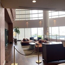 ザ・マークグランドホテルの写真｜ゲストが受付待機する広いロビー