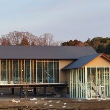 The 迎賓館 偕楽園 別邸の画像｜チャペルとフラワーシャワーのできるメイン階段。全てに光が差し込み素敵な空間になると思われます。