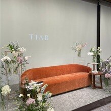 ＴＩＡＤ，オートグラフ　コレクション（ティアド オートグラフ コレクション）の写真｜高砂のソファの色と装花