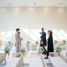 ザ・リバーサイドテラス広島ツリーズスクエアの画像｜ウェディングドレス姿で両親と対面