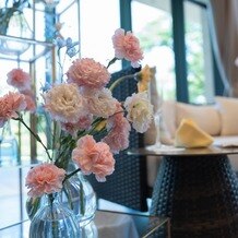 ザ・リバーサイドテラス広島ツリーズスクエアの画像｜ソファーの周りのお花