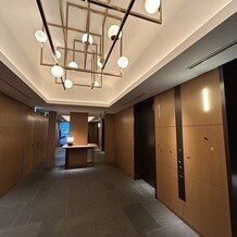 ウェスティンホテル横浜の写真｜挙式、披露宴会場へ上がるためのエレベーターホールです。