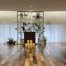 ＭＡＲＩＮＥ ＴＯＷＥＲ ＷＥＤＤＩＮＧの写真｜チャペル正面。ただの部屋感が凄い。