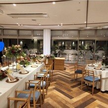 ＭＡＲＩＮＥ ＴＯＷＥＲ ＷＥＤＤＩＮＧの画像｜わたしたちは左の長机は使わず丸テーブルを増やしました。