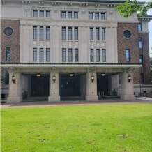 東京　九段会館テラス（登録有形文化財）の画像｜外観です！緑が映えて趣があります！