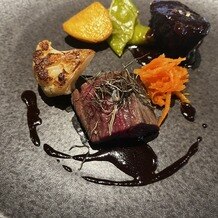 ＬＡＺＯＲ ＧＡＲＤＥＮ ＳＡＰＰＯＲＯ（ラソール ガーデン 札幌）の画像｜牛肉のステーキと、赤ワイン煮。また周りの野菜も産地にもこだわられていてとても美味しかったです
