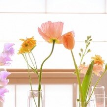 宮前迎賓館　灯明殿の画像｜春のお花をゲストの皆様のお席に
お花畑のようにしていただきました。