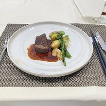 ＭＡＩＳＯＮ ８（メゾンエイト）の画像｜メインのお肉。新郎側は中がレアなものです。