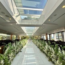 長良川清流ホテルの画像｜向かって右側、天井、正面がガラス張りになっている挙式会場です