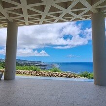 サザンチャペル／KIRANAH RESORT（キラナリゾート）沖縄の写真｜解放感溢れるエントランステラス