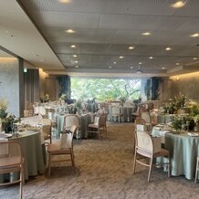 Hilltop Resort YAMANOUE（ヒルトップリゾート 福岡内）の写真｜高砂の後ろに大きな窓があり、自然を間近に感じられる披露宴会場