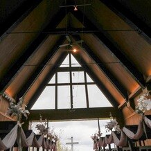 天空の桝水高原教会の写真｜日の光が入る明るい教会