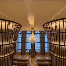 ＯＰＥＲＡＨＯＵＳＥ 東京の画像｜階段の上から見たチャペルです。右側にはパイプオルガンがあります。