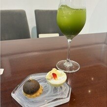 ｕｎｅ osaka（ユヌ 大阪）の画像｜デザートとスパークリングウォーターに抹茶シロップを入れてくださいました。