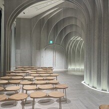 ｕｎｅ osaka（ユヌ 大阪）の写真｜新郎新婦が入場する扉