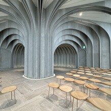 ｕｎｅ osaka（ユヌ 大阪）の写真｜雨の日でも明るいです