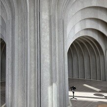 une osaka(ユヌ 大阪)の画像|挙式会場が美術館のようで素敵な空間でした。光の入り方によって見え方が変わるのも嬉しいです。