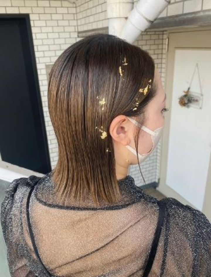 金箔をまとったウエットなショートヘアアレンジ