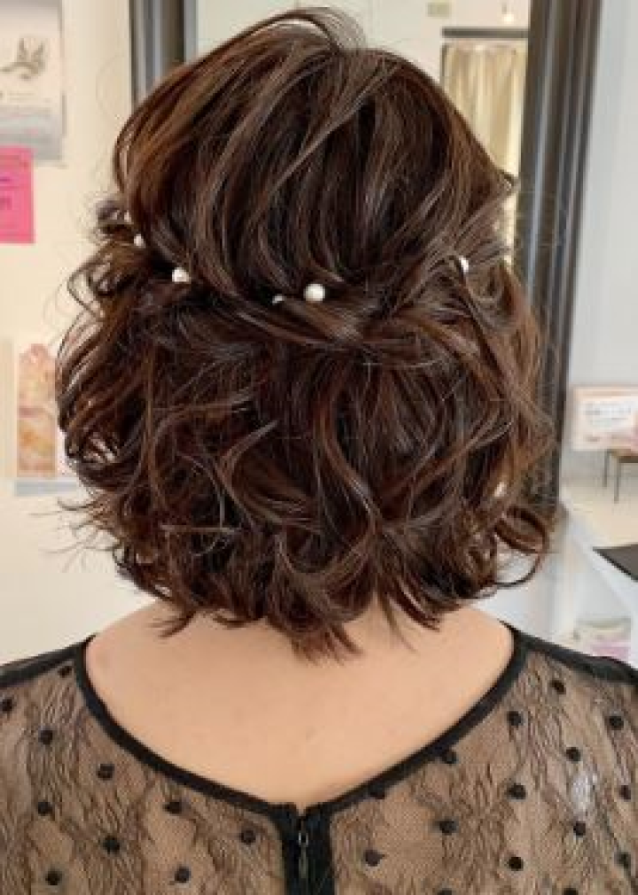 小粒パールをちりばめたショートヘアハーフアップ